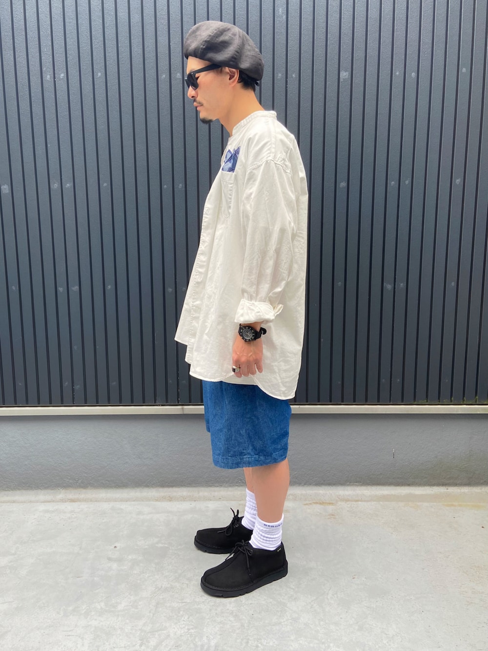 ホワイト系のシャツ/ブラウス、ホワイト系のTシャツ/カットソー、ブルー系のその他パンツを着用したメンズの夏コーディネートの2枚目の写真