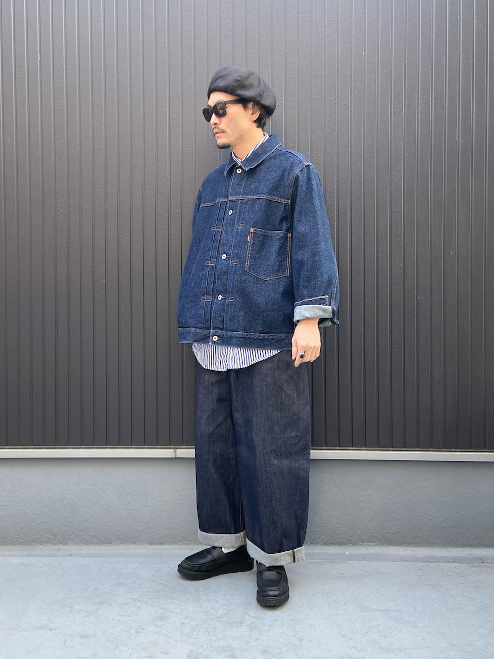 「ベレー帽、デニムジャケット、デニム、デニムパンツ、ワイドパンツ、ストライプシャツ、シャツスタイル、レイヤードスタイル、古着MIX、ローファー、ストリート、アメカジ、きれいめカジュアル、シンプルスタイル、ワイドデニム」｜「halo commodityのアイテム（ハンチング/ベレー帽、ブラック系）」を使った、Ko_Seさん（メンズ・173cm）の冬コーディネートの3枚目の写真