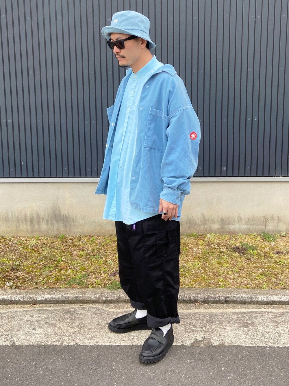 ブルー系のシャツ/ブラウス、グリーン系のシャツ/ブラウス、ブラック系のカーゴパンツを着用したメンズの冬コーディネートの3枚目の写真