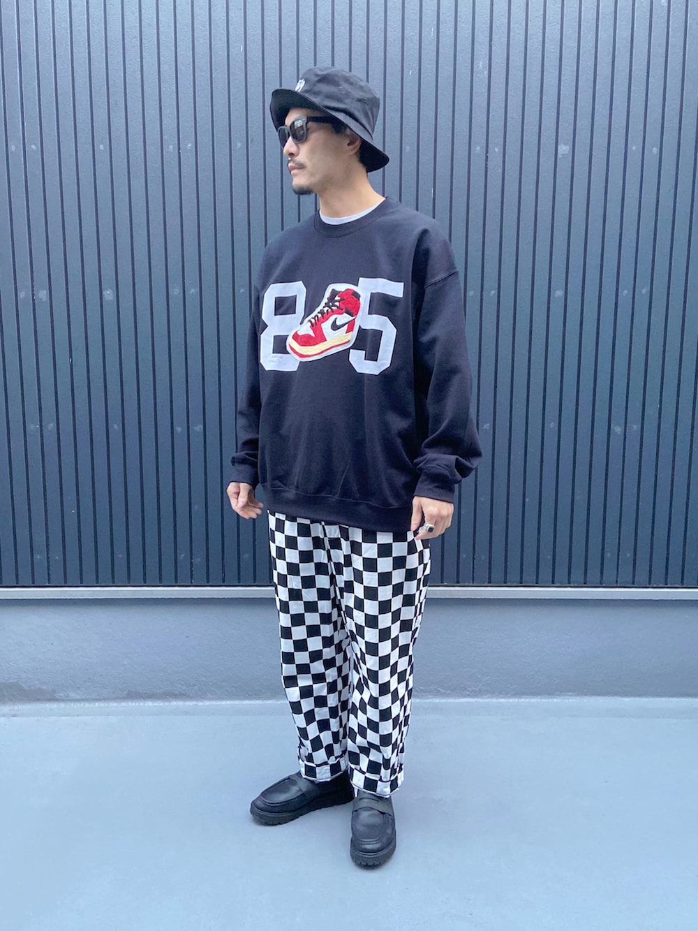 ブラック系のスウェット、その他のその他パンツ、ブラック系のシューズを着用したメンズの秋コーディネートの3枚目の写真