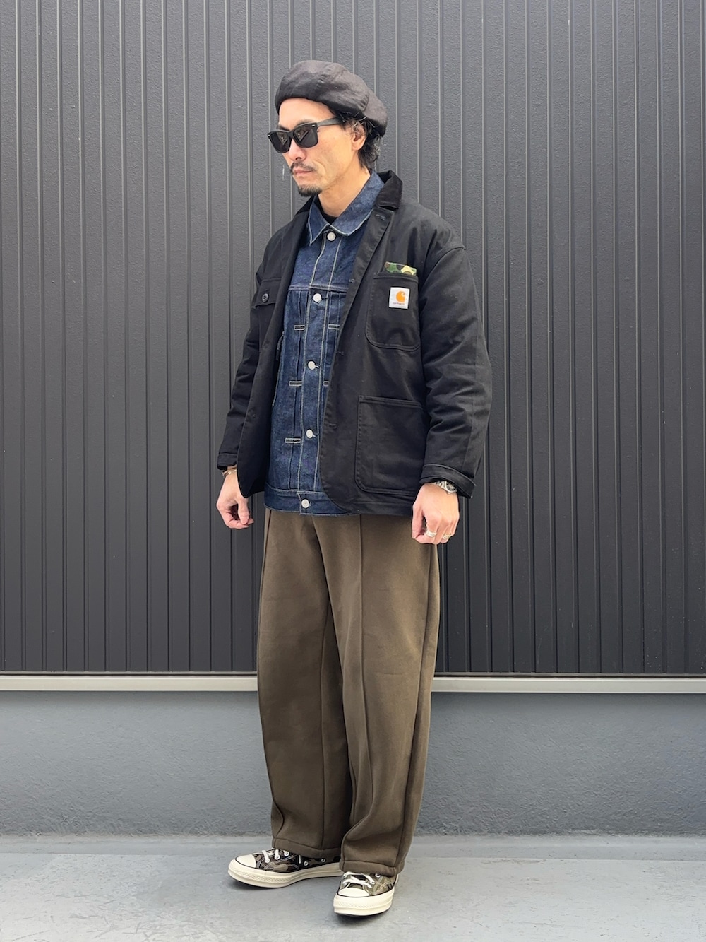 ブラック系のジャケット/アウター、ブルー系のデニムジャケット、グリーン系のスウェットパンツを着用したメンズの春コーディネートの3枚目の写真