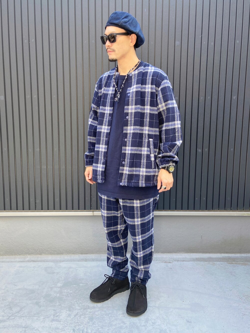 その他のジャケット/アウター、ブルー系のTシャツ/カットソー、その他のパンツを着用したメンズの秋コーディネートの3枚目の写真