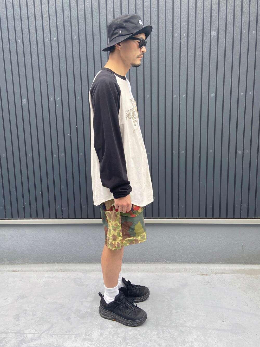 その他のTシャツ/カットソー、その他のパンツ、ブラック系のスニーカーを着用したメンズの秋コーディネートの3枚目の写真