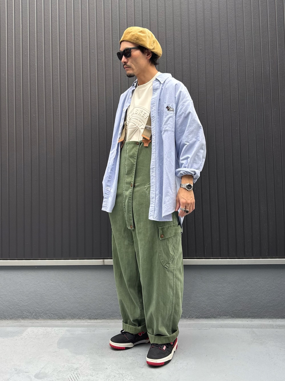 ブルー系のシャツ/ブラウス、ホワイト系のTシャツ/カットソー、グリーン系のサロペット/オーバーオールを着用したメンズの秋コーディネートの3枚目の写真