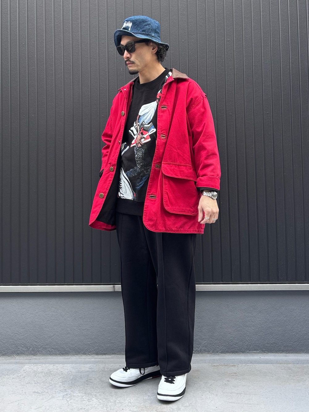 ブラック系のスウェット、レッド系のジャケット/アウター、ブルー系のスウェットパンツを着用したメンズの春コーディネートの3枚目の写真