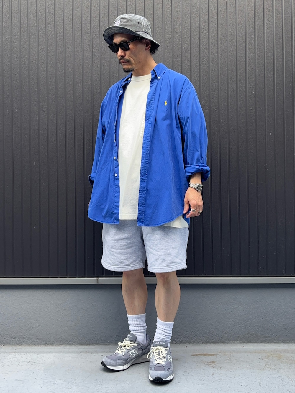 ブルー系のシャツ/ブラウス、ホワイト系のTシャツ/カットソー、グレー系のパンツを着用したメンズの夏コーディネートの3枚目の写真
