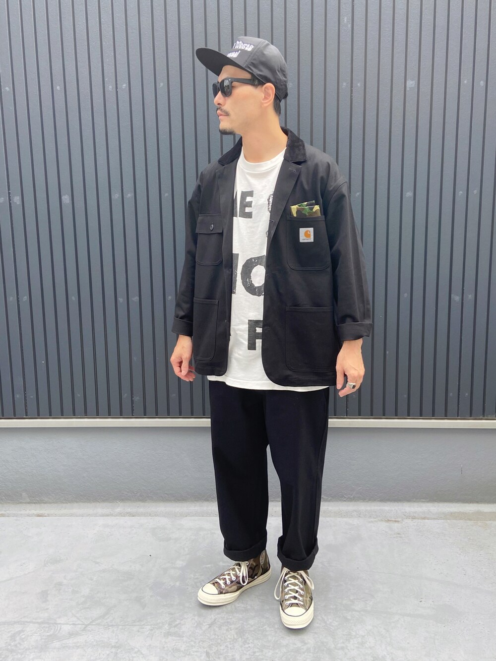 ブラック系のジャケット/アウター、ホワイト系のTシャツ/カットソー、ブラック系のパンツを着用したメンズの秋コーディネートの3枚目の写真