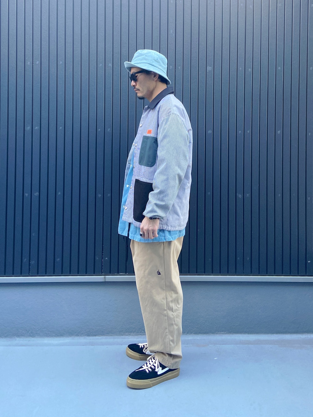 その他のブルゾン、ブルー系のシャツ/ブラウス、ベージュ系のその他パンツを着用したメンズの春コーディネートの2枚目の写真