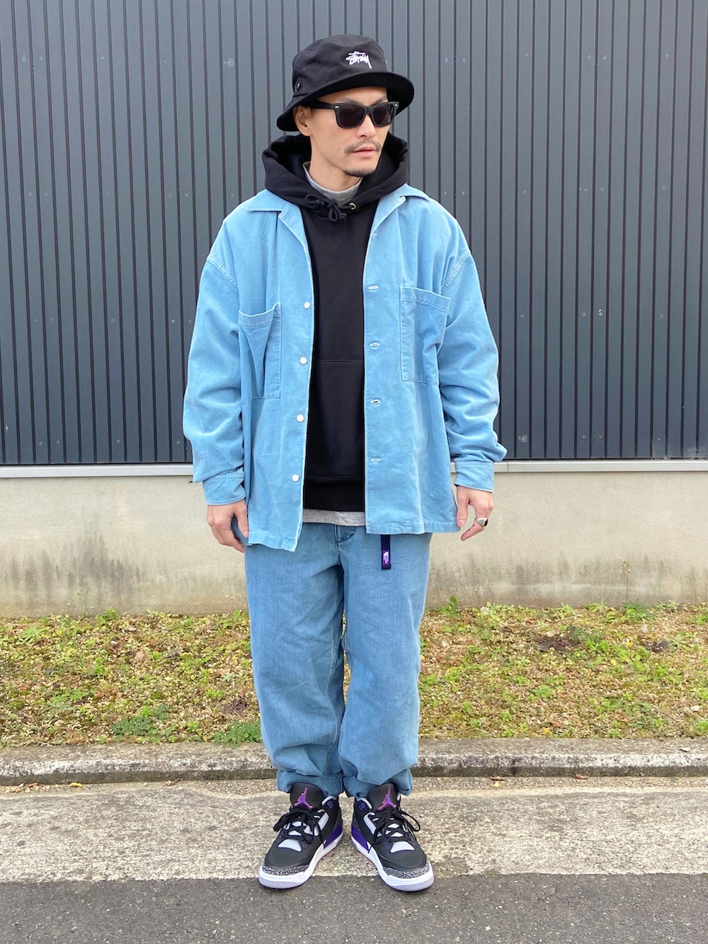 ブルー系のシャツ/ブラウス、ブラック系のパーカー、グレー系のTシャツ/カットソーを着用したメンズの冬コーディネートの3枚目の写真