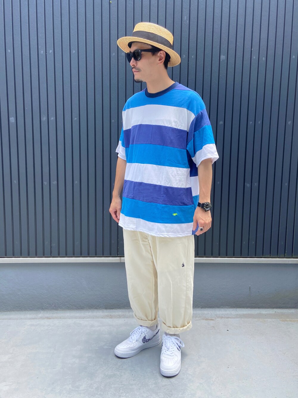 その他のTシャツ/カットソー、ホワイト系のその他パンツ、ホワイト系のスニーカーを着用したメンズの夏コーディネートの3枚目の写真