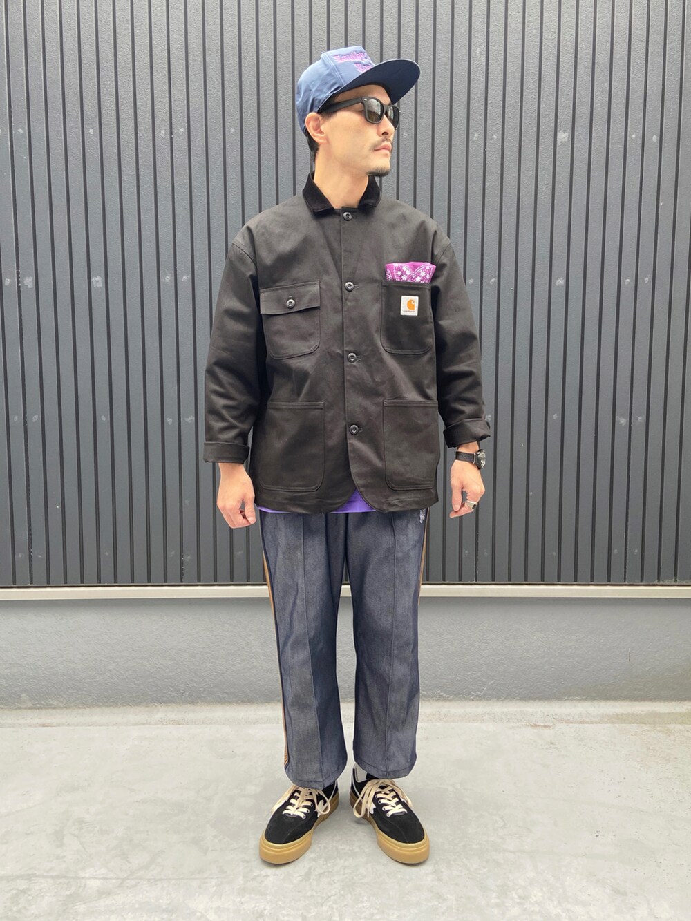 ブラック系のジャケット/アウター、パープル系のポロシャツ、ブルー系のパンツを着用したメンズの秋コーディネートの3枚目の写真