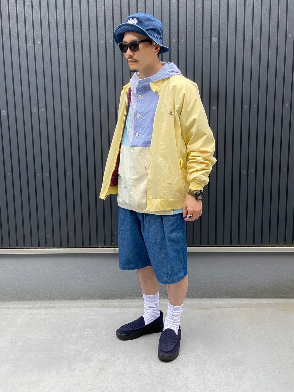 その他のジャケット/アウター、イエロー系のジャケット/アウター、ブルー系のその他パンツを着用したメンズの春コーディネートの3枚目の写真