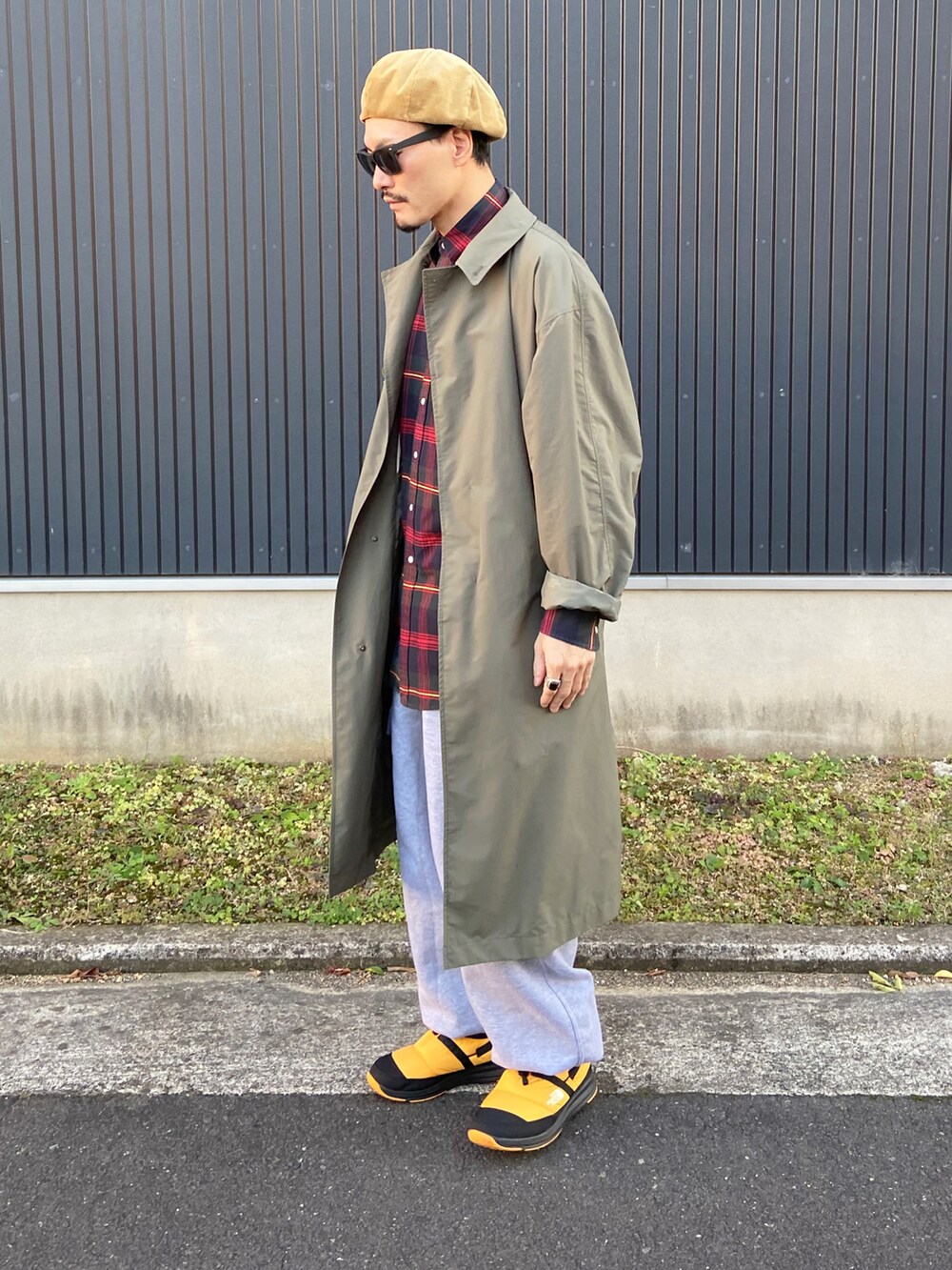 その他のシャツ/ブラウス、グリーン系のその他アウター、グレー系のカーゴパンツを着用したメンズの冬コーディネートの2枚目の写真