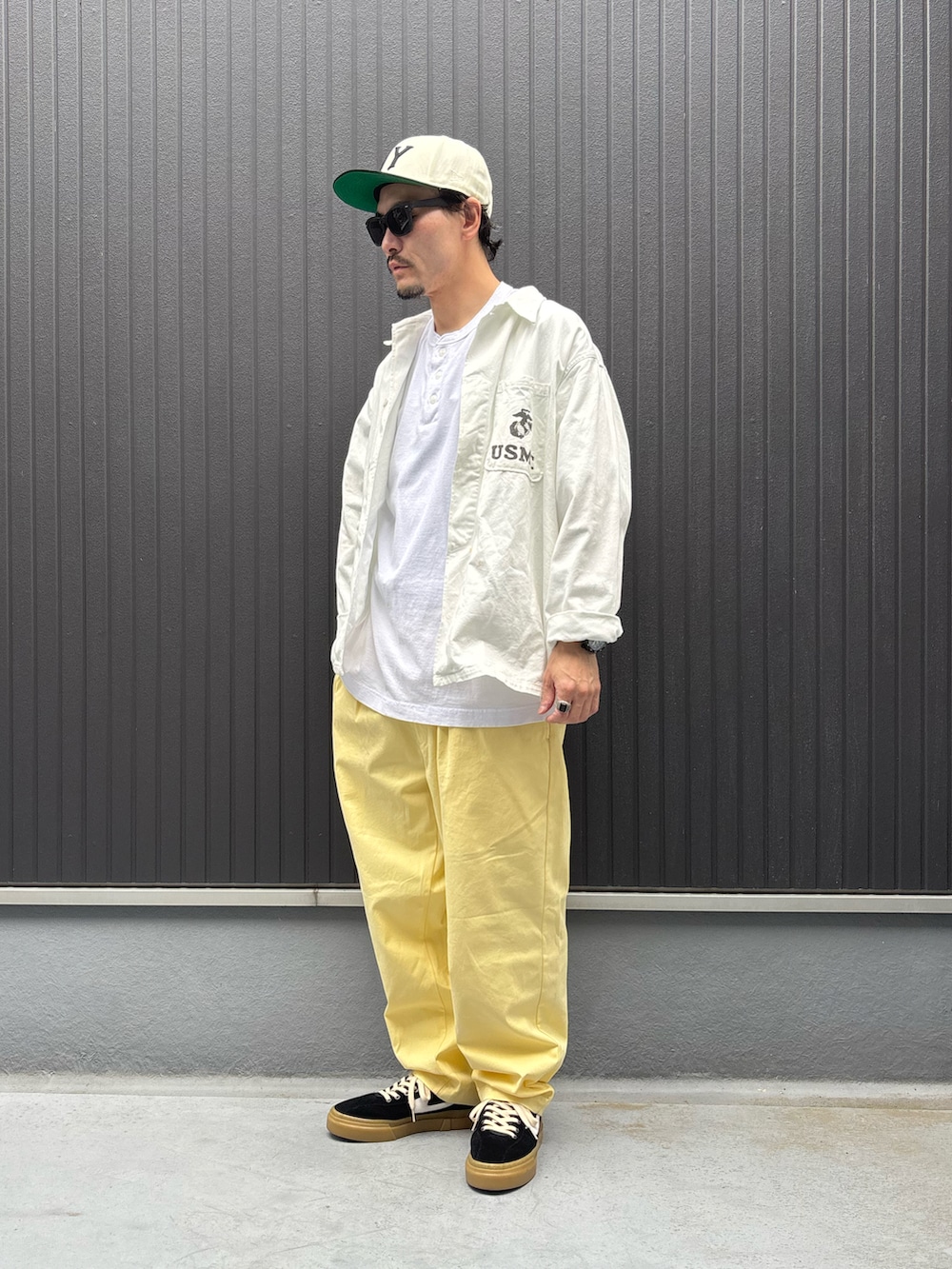 ホワイト系のシャツ/ブラウス、ホワイト系のTシャツ/カットソー、イエロー系のその他パンツを着用したメンズの春コーディネートの3枚目の写真