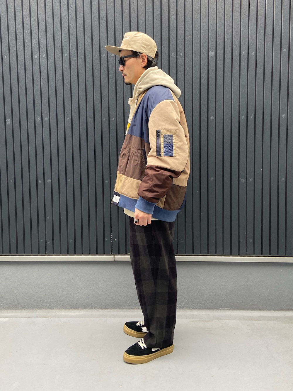 その他のジャケット/アウター、ベージュ系のパーカー、ベージュ系のパーカーを着用したメンズの春コーディネートの2枚目の写真