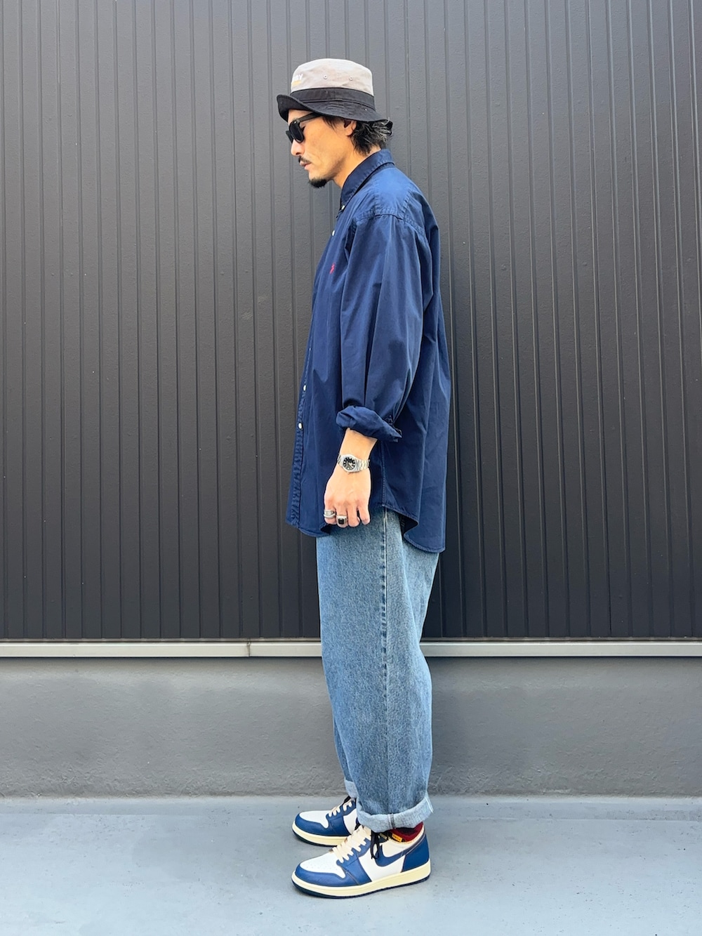 ブルー系のシャツ/ブラウス、ブルー系のデニムパンツ、その他のスニーカーを着用したメンズの秋コーディネートの2枚目の写真