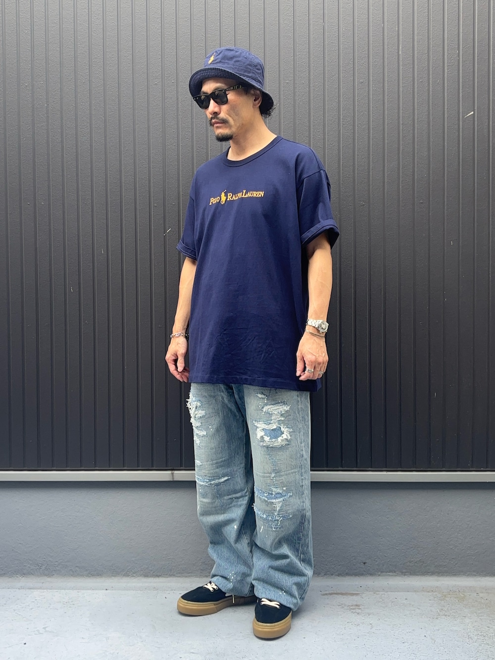 ブルー系のTシャツ/カットソー、ブルー系のデニムパンツ、ブラック系のスニーカーを着用したメンズの夏コーディネートの3枚目の写真