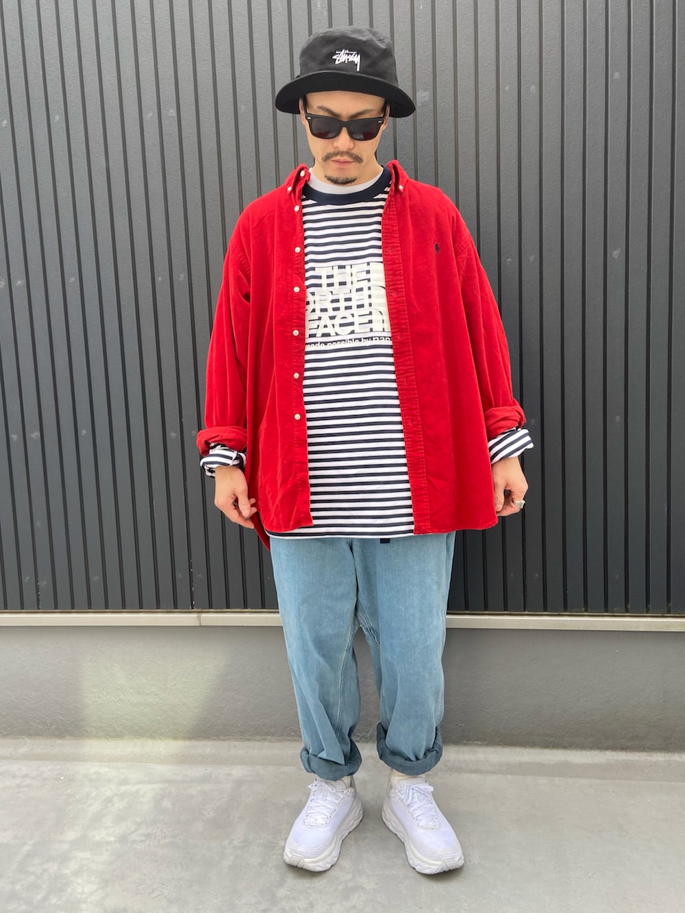 レッド系のシャツ/ブラウス、その他のTシャツ/カットソー、ブルー系のデニムパンツを着用したメンズの春コーディネートの3枚目の写真