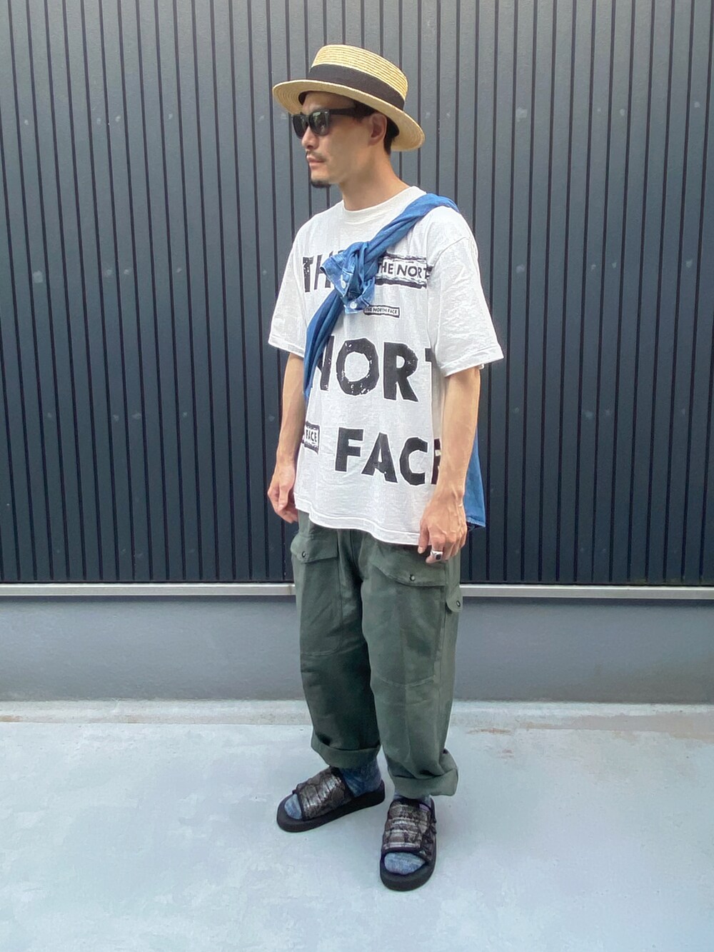 ブルー系のシャツ/ブラウス、ホワイト系のTシャツ/カットソー、グレー系のパンツを着用したメンズの夏コーディネートの3枚目の写真