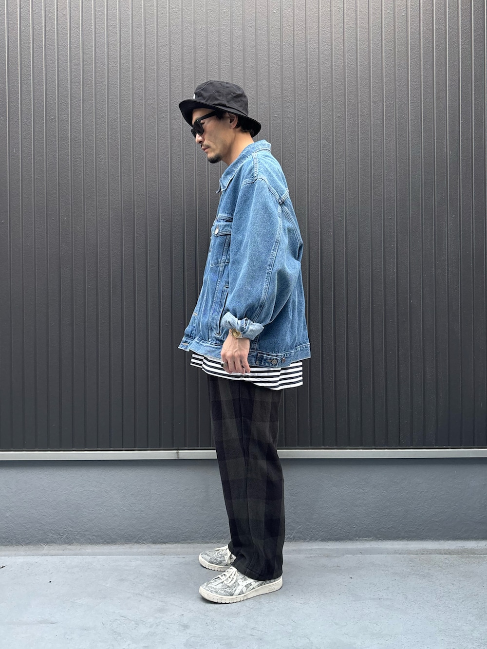 ブルー系のデニムジャケット、その他のTシャツ/カットソー、ブラック系のパンツを着用したメンズの春コーディネートの2枚目の写真