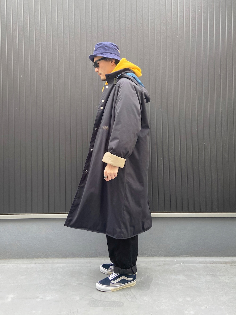 ブルー系のジャケット/アウター、その他のシャツ/ブラウス、イエロー系のパーカーを着用したメンズの冬コーディネートの2枚目の写真