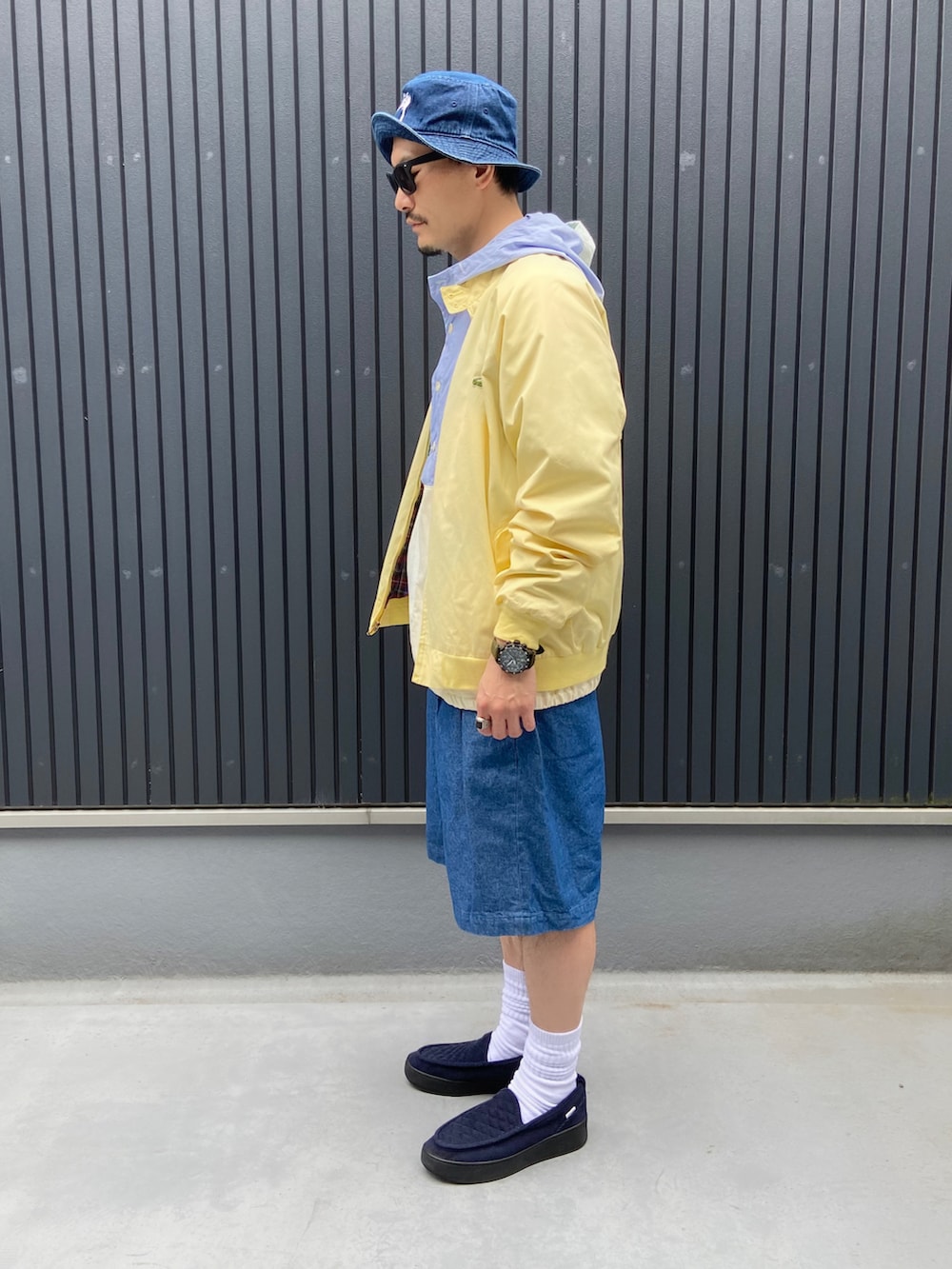 その他のジャケット/アウター、イエロー系のジャケット/アウター、ブルー系のその他パンツを着用したメンズの春コーディネートの2枚目の写真