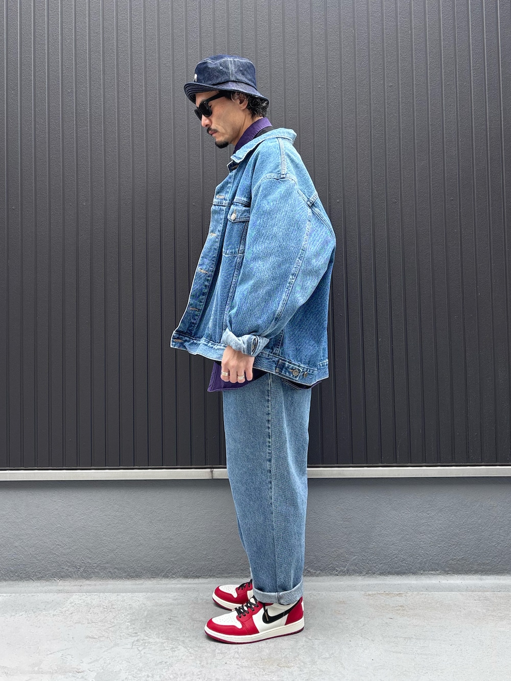 ブラック系のスウェット、パープル系のシャツ/ブラウス、ブルー系のデニムジャケットを着用したメンズの春コーディネートの2枚目の写真