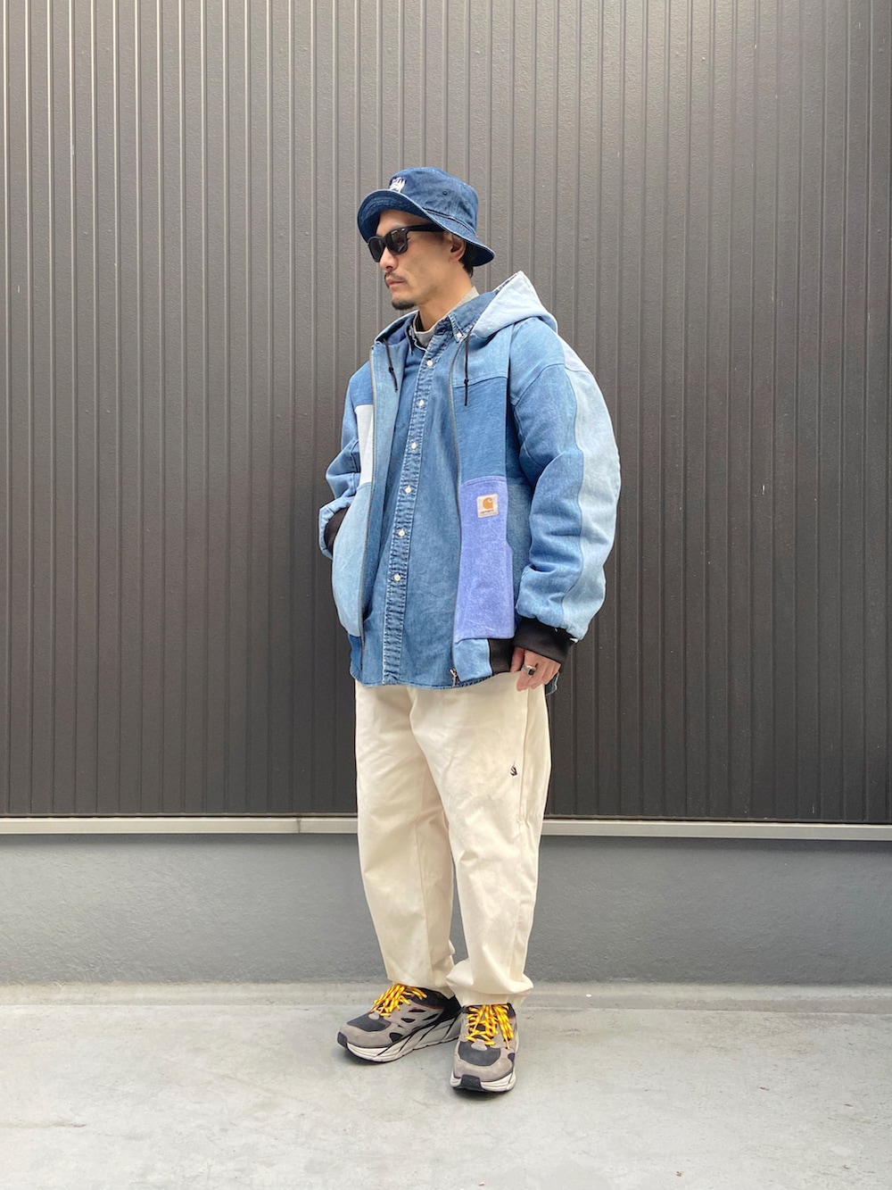 ブルー系のジャケット/アウター、ブルー系のシャツ/ブラウス、グレー系のTシャツ/カットソーを着用したメンズの冬コーディネートの3枚目の写真