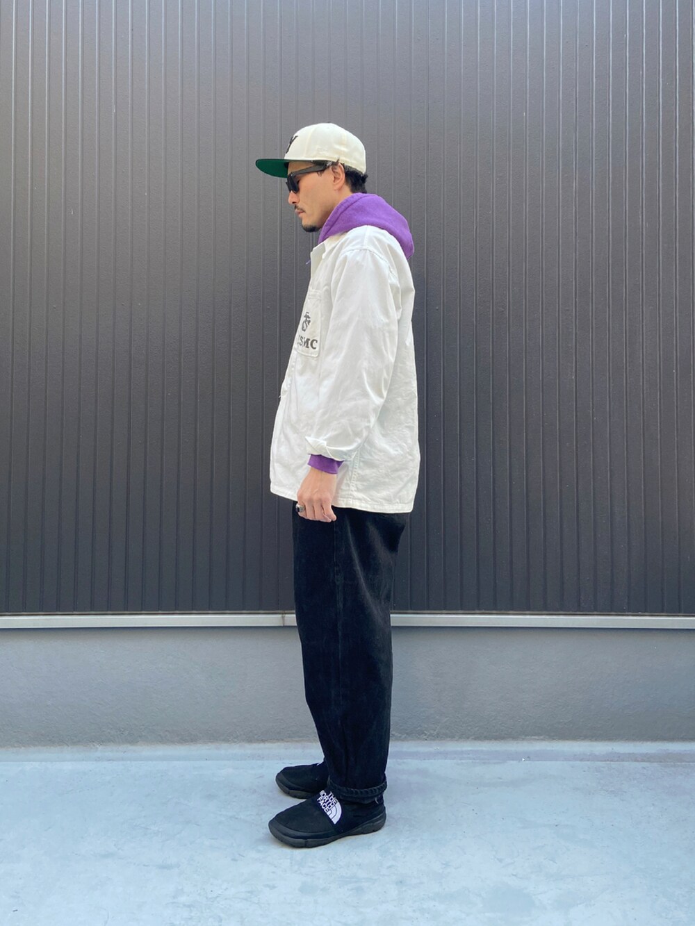 ホワイト系のシャツ/ブラウス、パープル系のパーカー、ブラック系のデニムパンツを着用したメンズの冬コーディネートの2枚目の写真