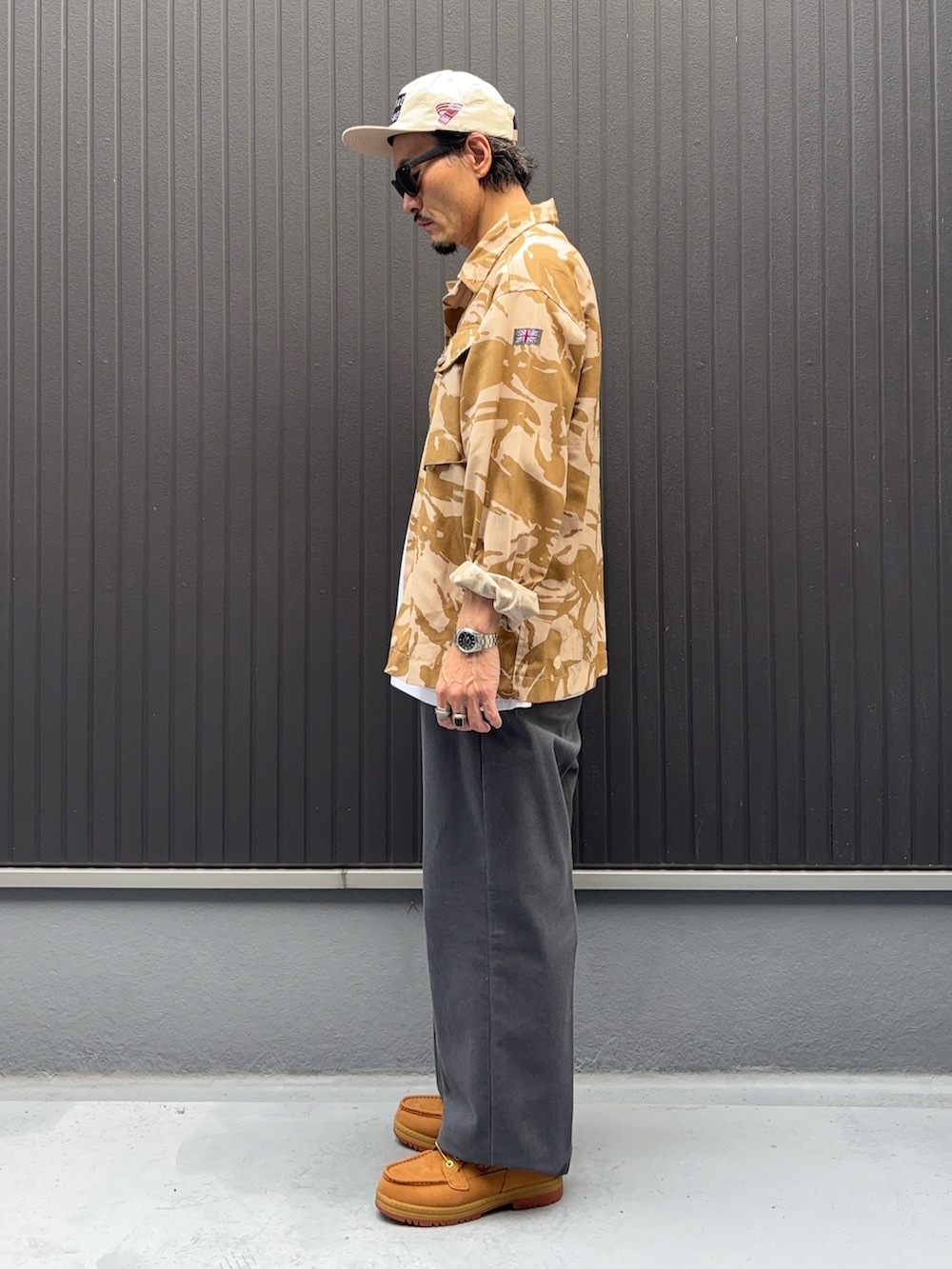 ベージュ系のジャケット/アウター、ホワイト系のTシャツ/カットソー、グレー系のパンツを着用したメンズの秋コーディネートの2枚目の写真