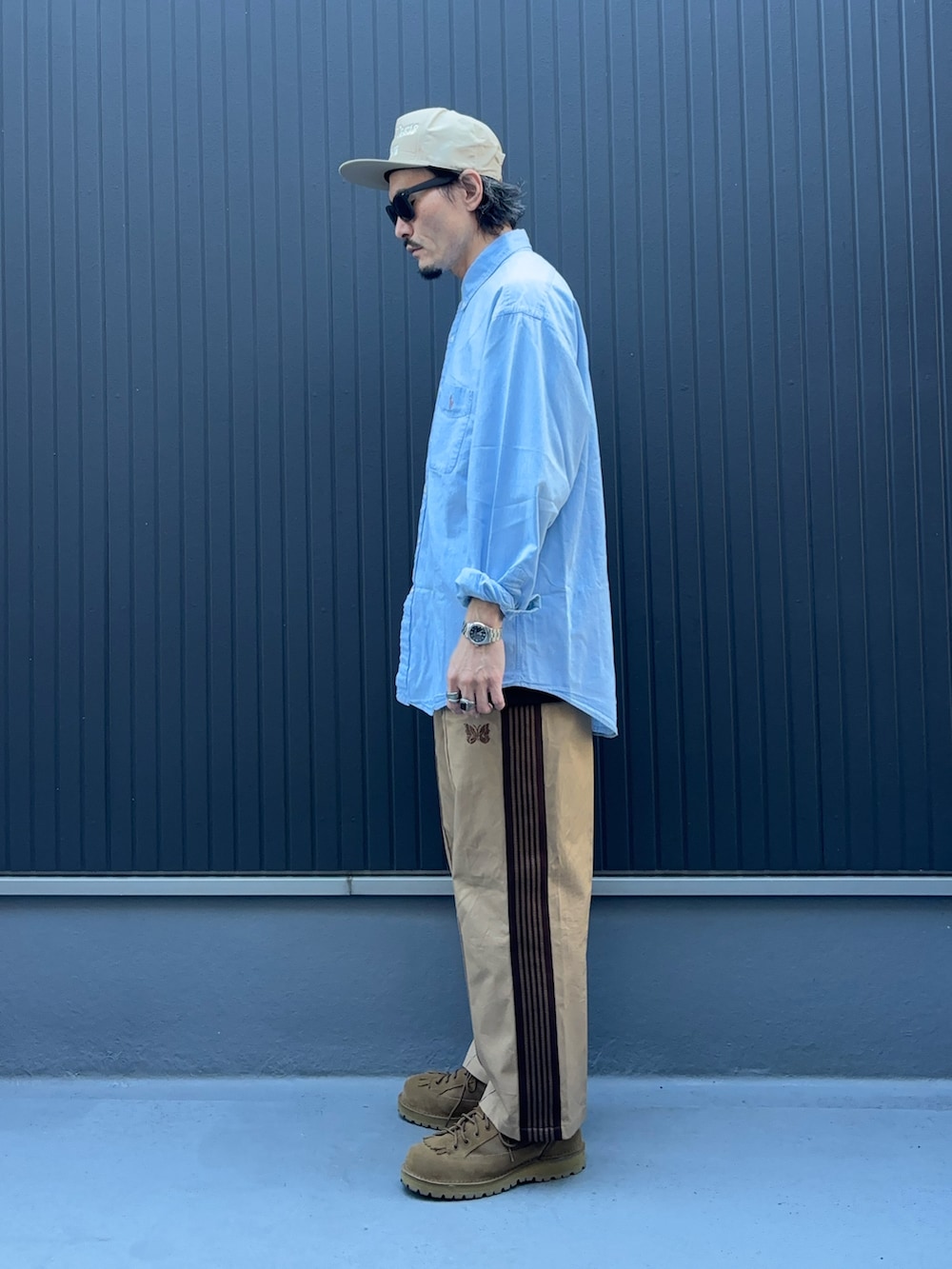 ブルー系のシャツ/ブラウス、ベージュ系のパンツ、ベージュ系のシューズを着用したメンズの秋コーディネートの2枚目の写真