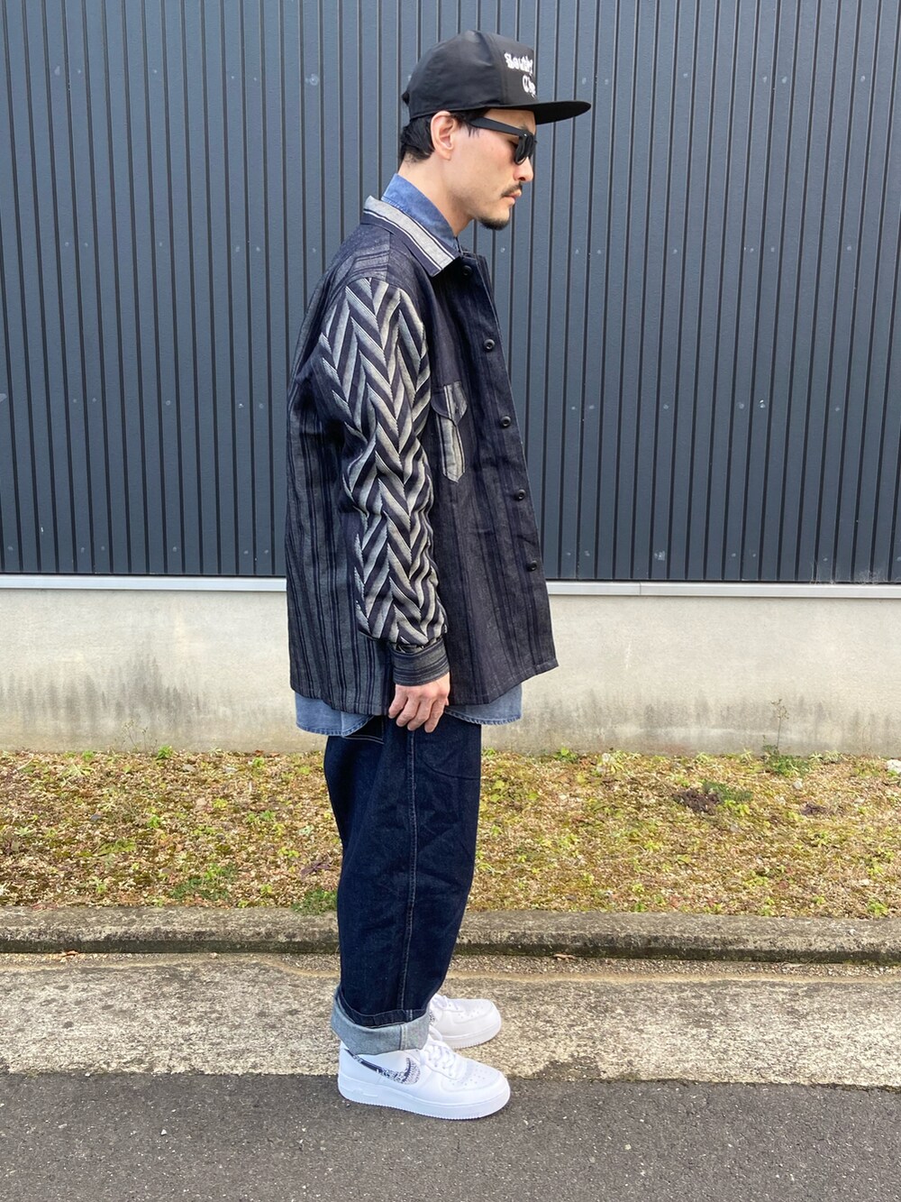 ブルー系のジャケット/アウター、ブルー系のシャツ/ブラウス、ブルー系のパンツを着用したメンズの冬コーディネートの3枚目の写真