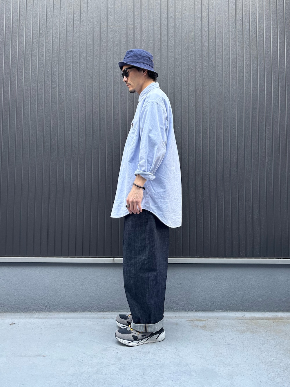 ブルー系のシャツ/ブラウス、ブルー系のデニムパンツ、その他のスニーカーを着用したメンズの春コーディネートの2枚目の写真