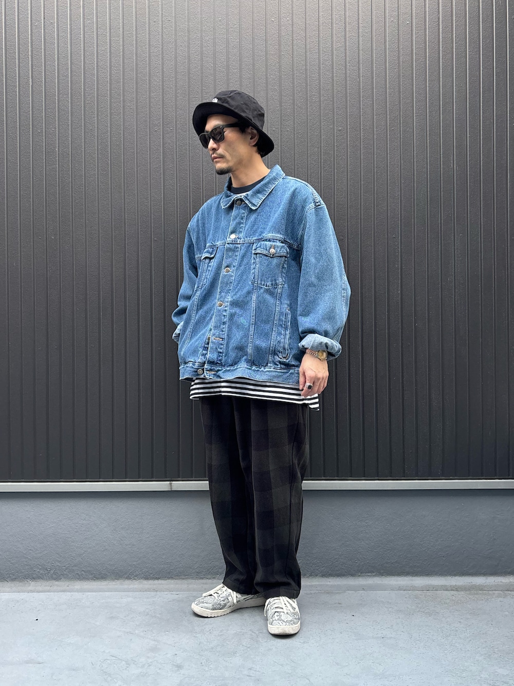 ブルー系のデニムジャケット、その他のTシャツ/カットソー、ブラック系のパンツを着用したメンズの春コーディネートの3枚目の写真