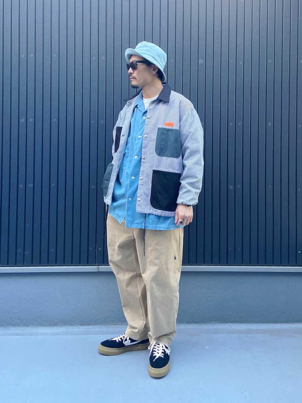 その他のブルゾン、ブルー系のシャツ/ブラウス、ベージュ系のその他パンツを着用したメンズの春コーディネートの3枚目の写真