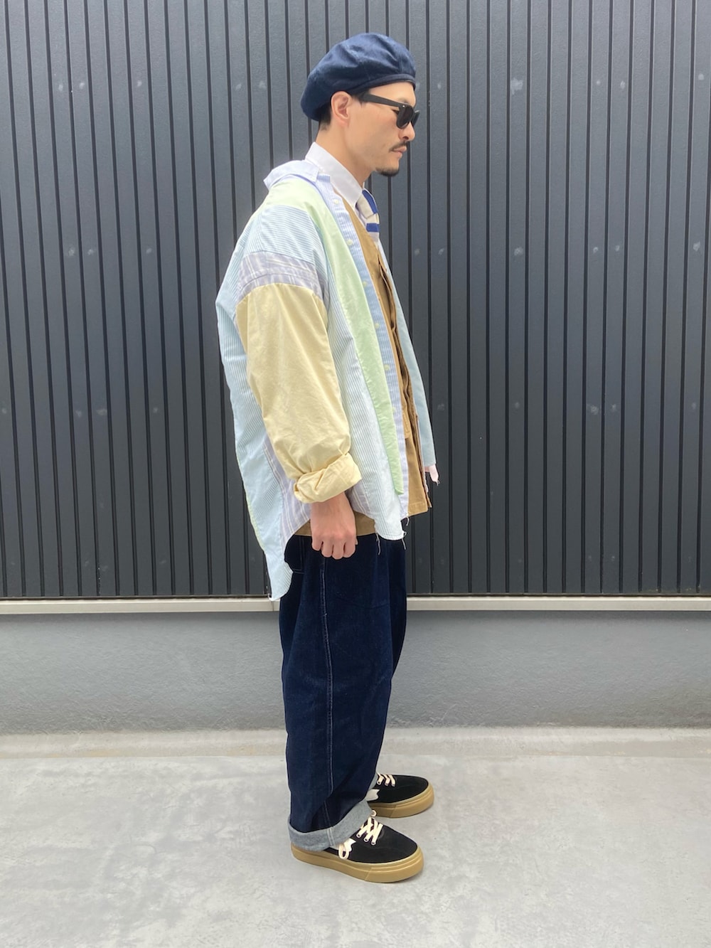 その他のシャツ/ブラウス、ベージュ系のジャケット/アウター、ホワイト系のシャツ/ブラウスを着用したメンズの春コーディネートの3枚目の写真