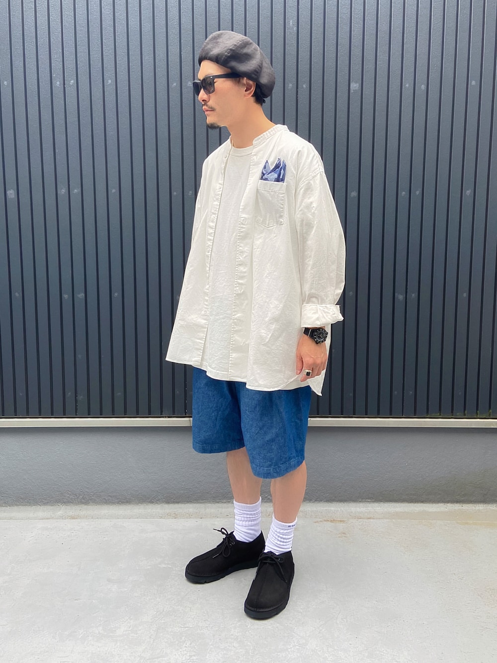 ホワイト系のシャツ/ブラウス、ホワイト系のTシャツ/カットソー、ブルー系のその他パンツを着用したメンズの夏コーディネートの3枚目の写真