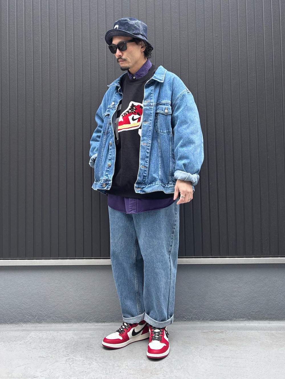 ブラック系のスウェット、パープル系のシャツ/ブラウス、ブルー系のデニムジャケットを着用したメンズの春コーディネートの3枚目の写真