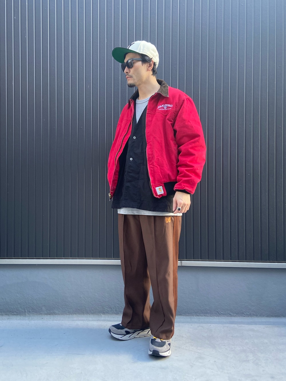 レッド系のジャケット/アウター、ブラック系のベスト、グレー系のTシャツ/カットソーを着用したメンズの秋コーディネートの2枚目の写真