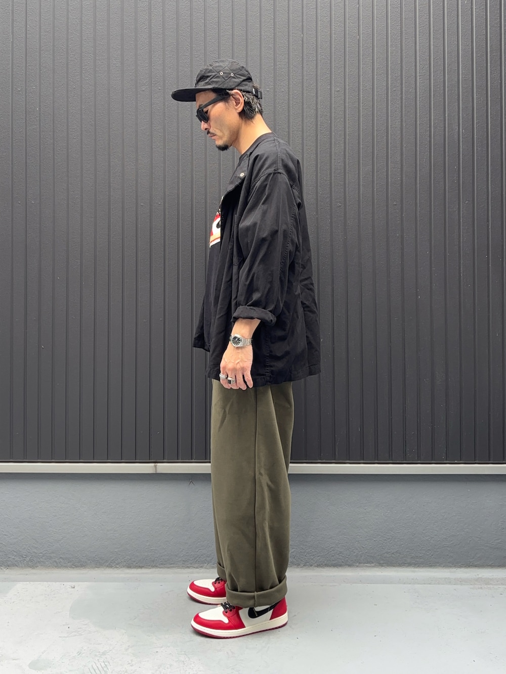 ブラック系のシャツ/ブラウス、ブラック系のスウェット、グリーン系のスウェットパンツを着用したメンズの秋コーディネートの2枚目の写真