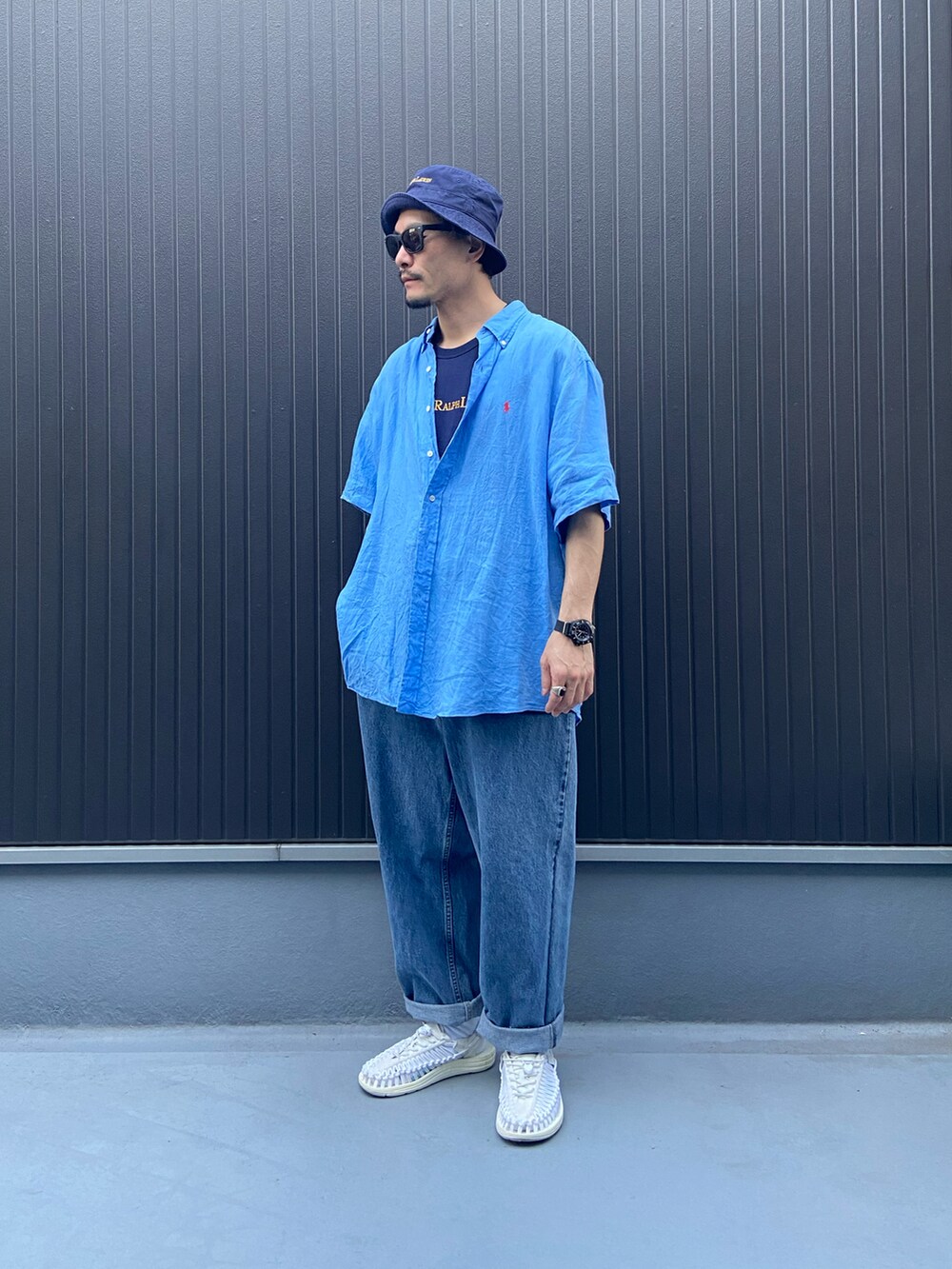 ブルー系のシャツ/ブラウス、ブルー系のTシャツ/カットソー、ブルー系のデニムパンツを着用したメンズの夏コーディネートの3枚目の写真