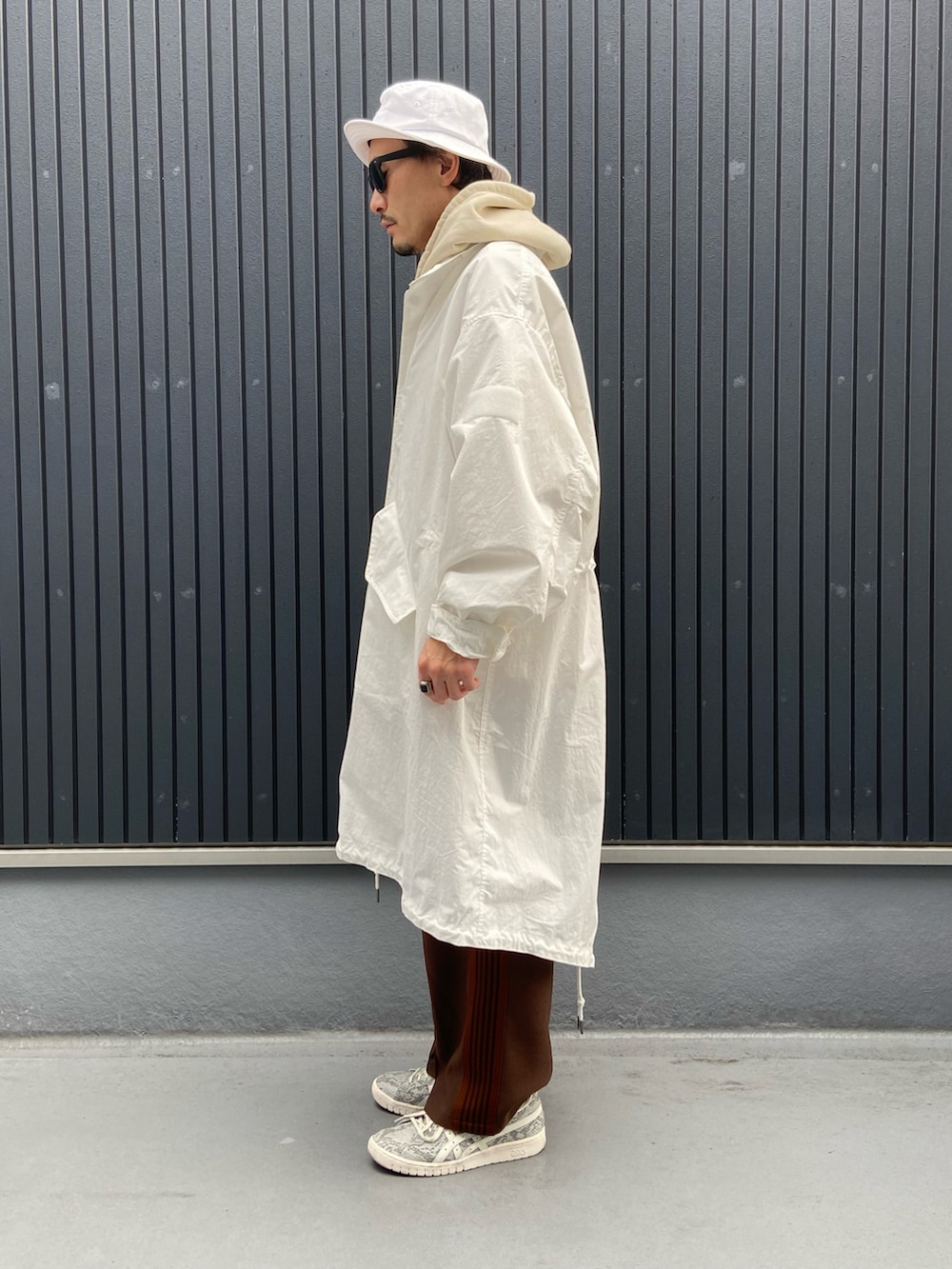 ホワイト系のジャケット/アウター、ベージュ系のパーカー、ベージュ系のパーカーを着用したメンズの冬コーディネートの2枚目の写真