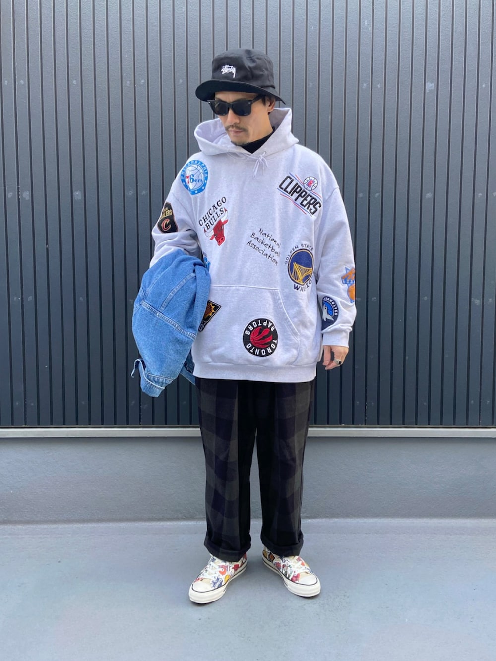 ブルー系のデニムジャケット、グレー系のパーカー、ブラック系のTシャツ/カットソーを着用したメンズの冬コーディネートの2枚目の写真
