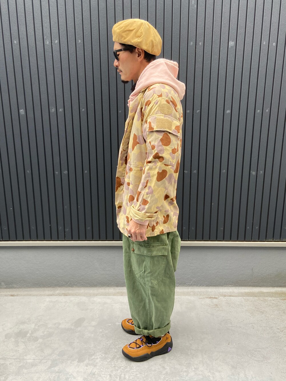 その他のトップス、ピンク系のパーカー、ブラック系のTシャツ/カットソーを着用したメンズの冬コーディネートの2枚目の写真