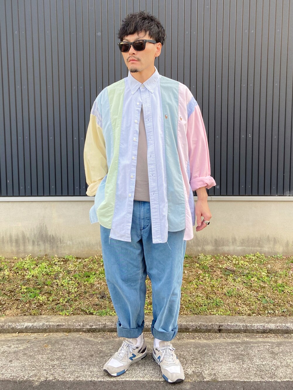 その他のシャツ/ブラウス、ブラウン系のTシャツ/カットソー、ブルー系のデニムパンツを着用したメンズの秋コーディネートの2枚目の写真