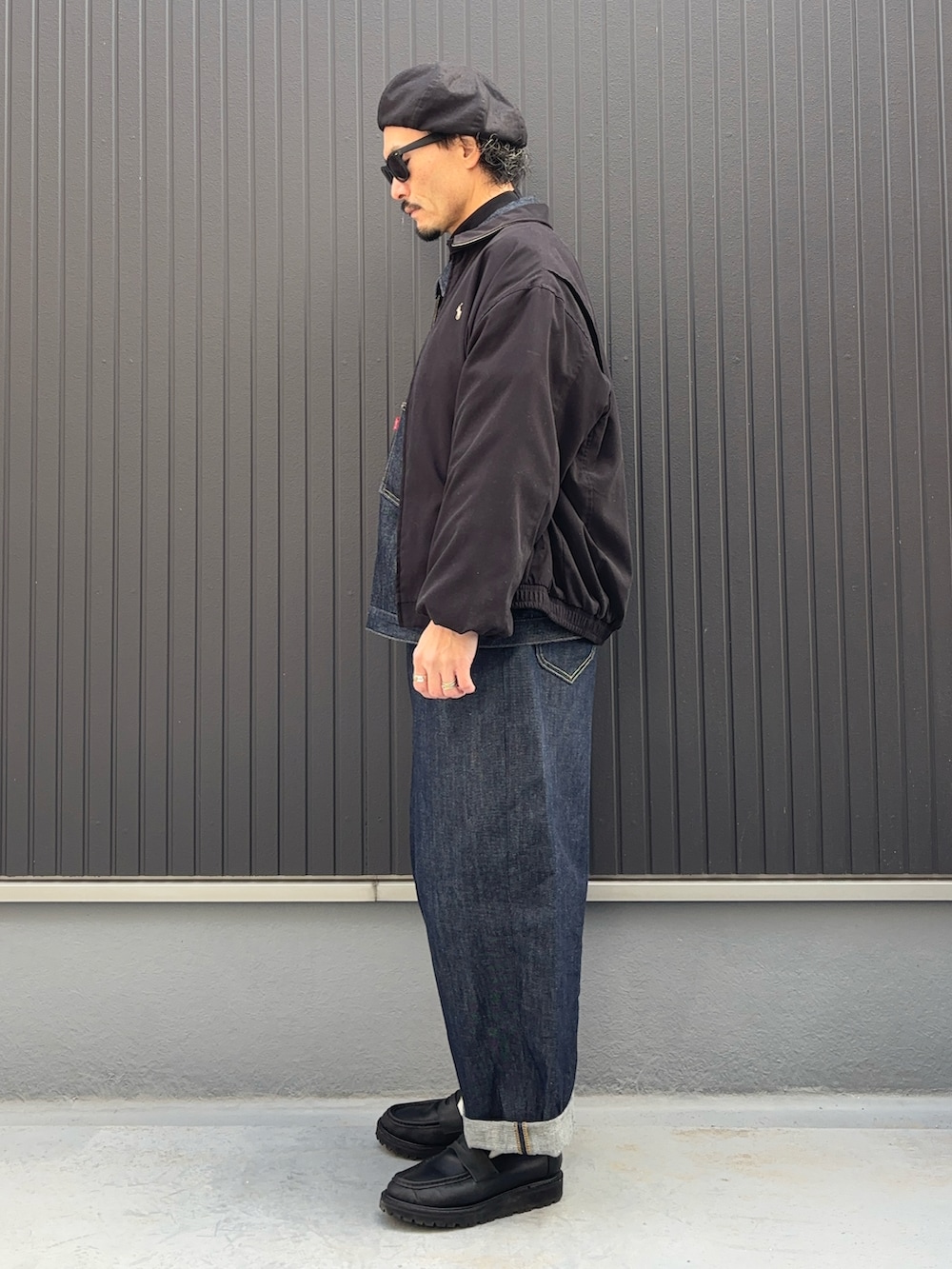 ブラック系のジャケット/アウター、ブルー系のデニムジャケット、ブルー系のデニムパンツを着用したメンズの春コーディネートの2枚目の写真