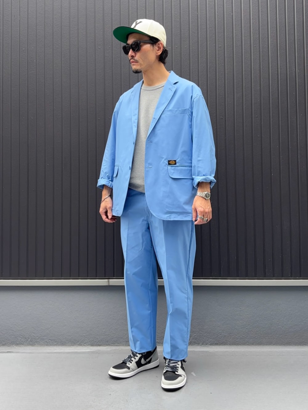 グレー系のTシャツ/カットソー、ブルー系のジャケット/アウター、ブルー系のパンツを着用したメンズの秋コーディネートの3枚目の写真