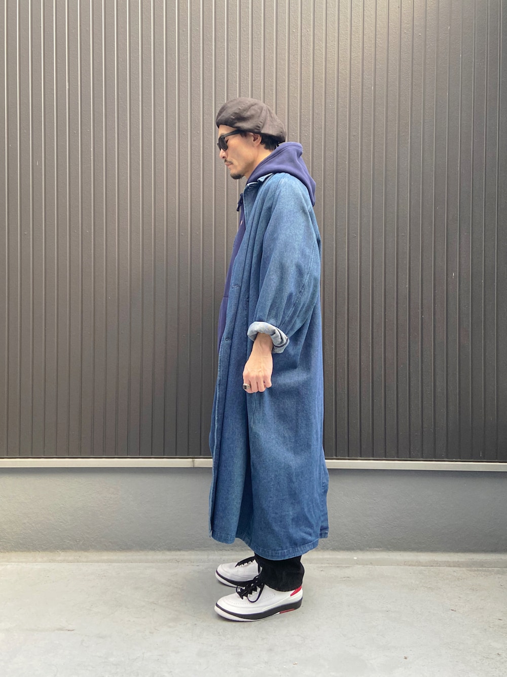 ブルー系のジャケット/アウター、ブルー系のパーカー、ブラック系のTシャツ/カットソーを着用したメンズの冬コーディネートの2枚目の写真