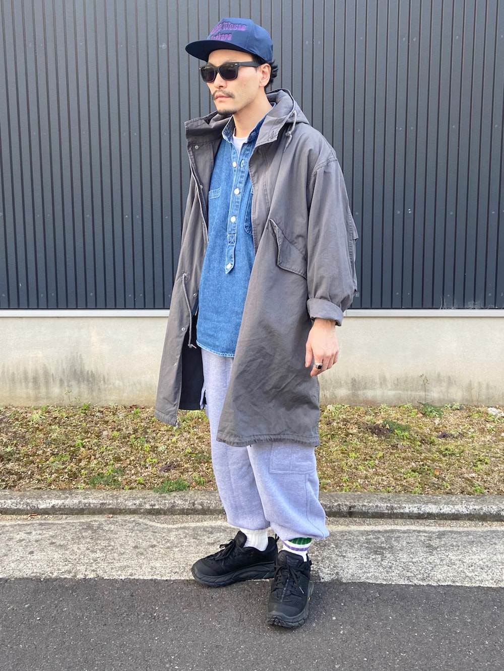 グレー系のモッズコート、ブルー系のシャツ/ブラウス、ホワイト系のTシャツ/カットソーを着用したメンズの冬コーディネートの4枚目の写真