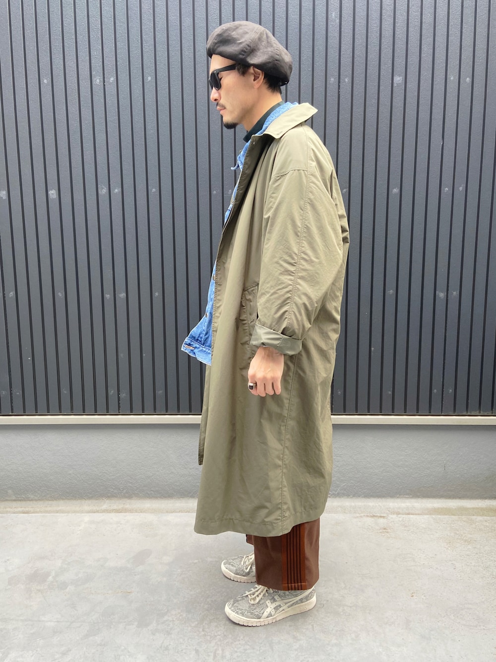 グリーン系のその他アウター、ブルー系のデニムジャケット、グリーン系のTシャツ/カットソーを着用したメンズの冬コーディネートの2枚目の写真